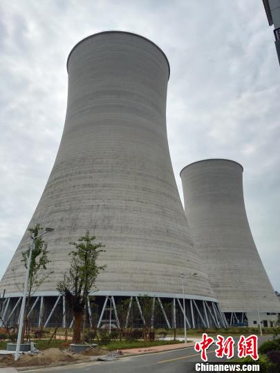 神華國華廣投柳州發(fā)電有限責任公司兩座冷卻塔。 曹偉軍 攝 圖片關(guān)鍵詞